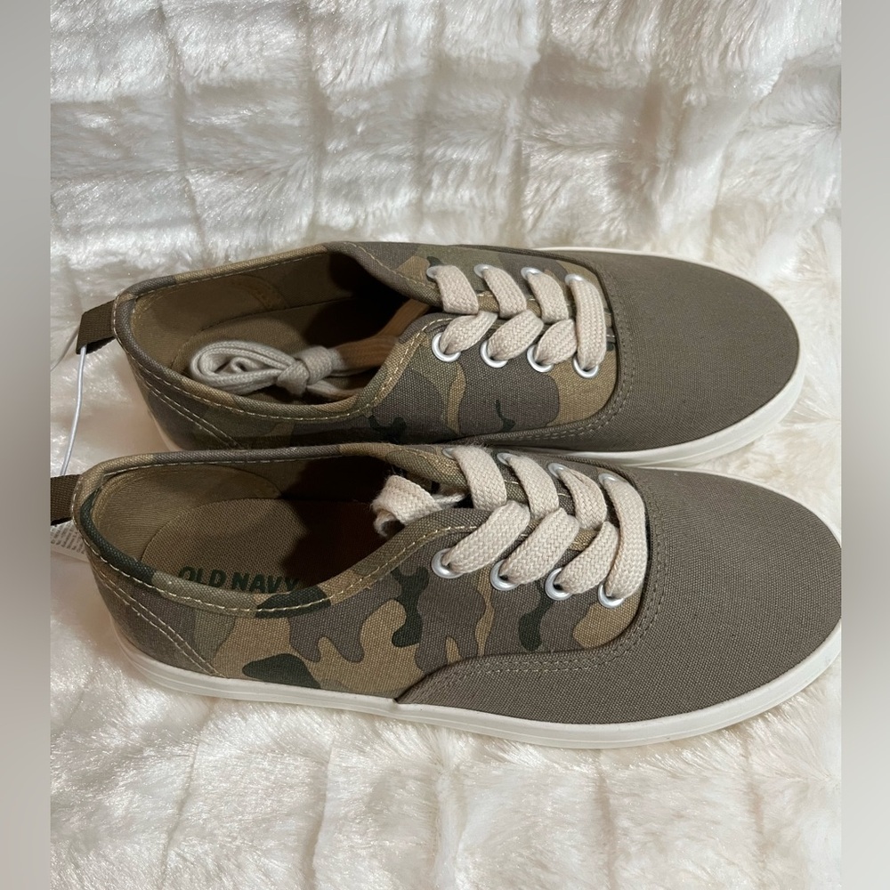 Old Navy canvas lace up SNAKERS for boy size 2Y 💚